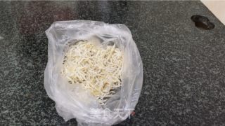 银鱼煎蛋的做法步调：1