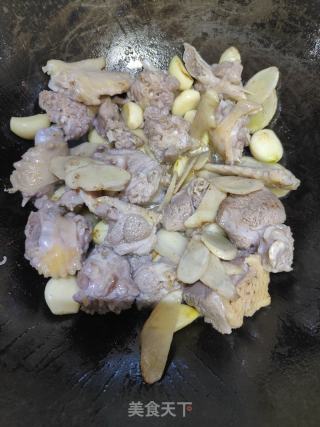 仔姜焖鸭的做法步调：5