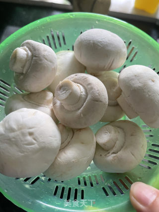 心蘑炒肉沫的做法步调：2