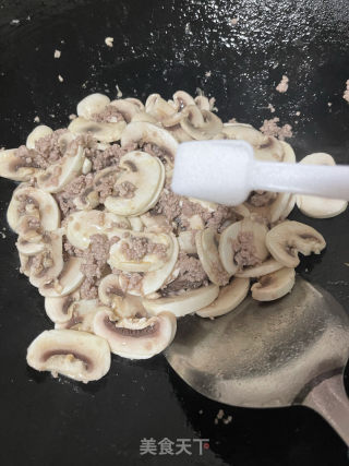 心蘑炒肉沫的做法步调：7