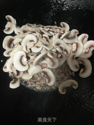 心蘑炒肉沫的做法步调：6