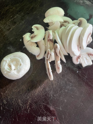 心蘑炒肉沫的做法步调：3