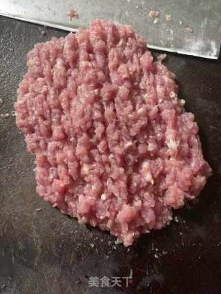 心蘑炒肉沫的做法步调：1