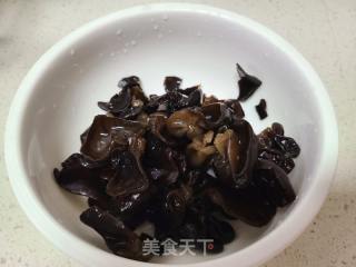 洋葱木耳炒苦瓜的做法步调：2