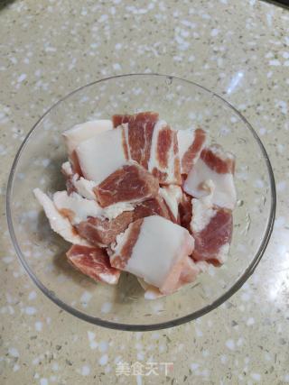 五花肉酸菜炖粉条的做法步调：1