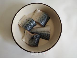 喷鼻煎青花鱼的做法步调：2