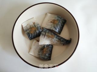 喷鼻煎青花鱼的做法步调：4