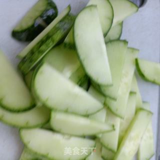 黄瓜拌鱿鱼圈的做法步调：2