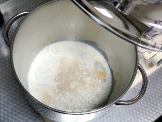 牛奶餐包的做法步调：2
