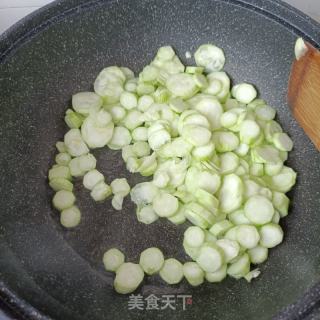 虾酱炒丝瓜的做法步调：6