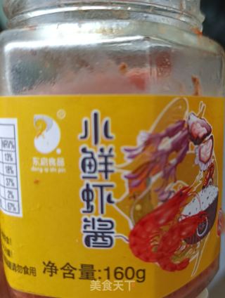 虾酱炒丝瓜的做法步调：1