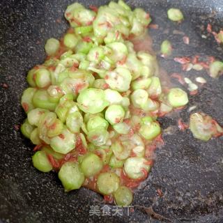 虾酱炒丝瓜的做法步调：10