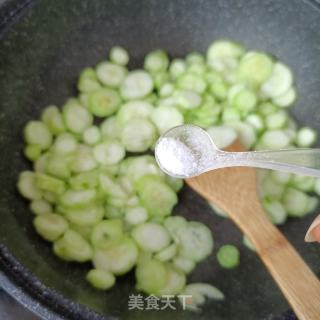 虾酱炒丝瓜的做法步调：7