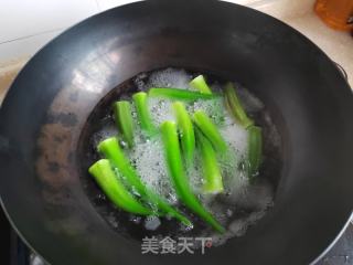 青椒春葵炒蛋的做法步调：1