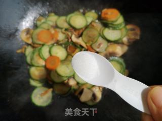 黄瓜炒心蘑的做法步调：8