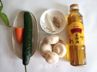 黄瓜炒心蘑的做法步调：1