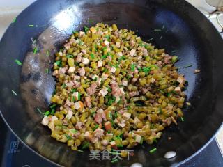 肉终炒酸豆角的做法步调：7