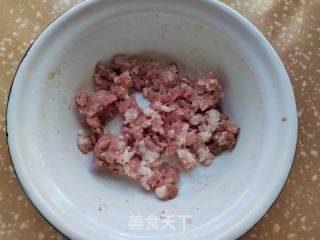 肉终炒酸豆角的做法步调：1