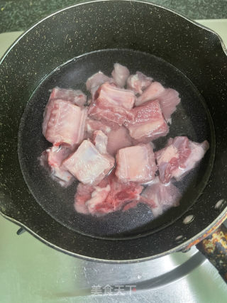 百叶结白烧排骨的做法步调：1