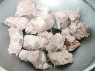 酱喷鼻排骨的做法步调：3