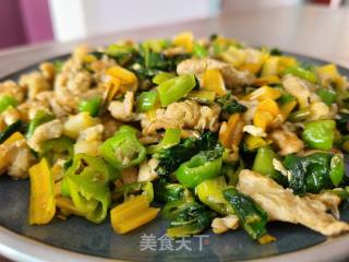 黄色莙荙菜线椒炒鸡蛋的做法步调：11