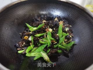 木耳炒辣椒的做法步调：4