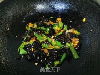 木耳炒辣椒的做法步调：5