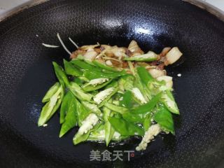 木耳炒辣椒的做法步调：2