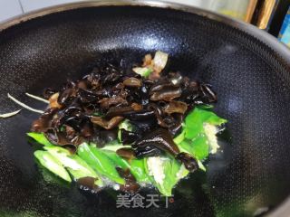 木耳炒辣椒的做法步调：3