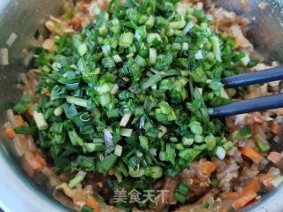 粉条鸡蛋韭菜馅饼的做法步调：6