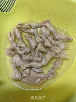 电饭锅卤菜的做法步调：1