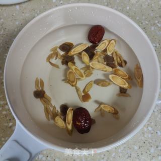 黄芪白参鸡蛋糖火的做法步调：2