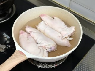 喷鼻辣孜然烤猪蹄的做法步调：1
