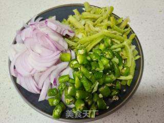 线椒洋葱炒苦瓜的做法步调：1