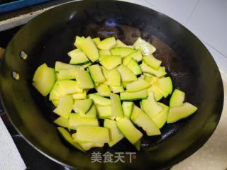 北瓜炒青椒的做法步调：2