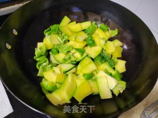 北瓜炒青椒的做法步调：3