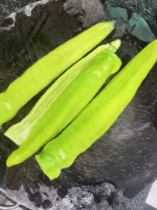 青椒煎蛋的做法步调：1