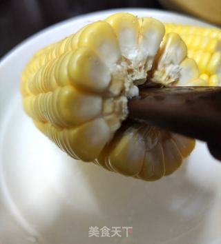 快速剥玉米粒的做法步调：3