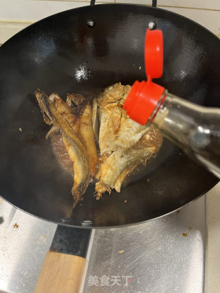 酱烧鱼干的做法步调：5