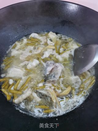 酸豆角煮鲈鱼的做法步调：13