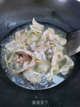 酸豆角煮鲈鱼的做法步调：11