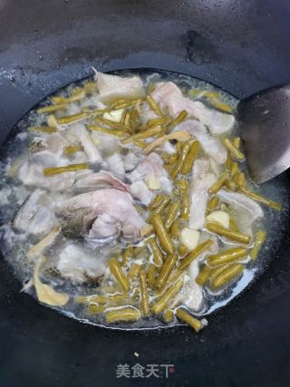 酸豆角煮鲈鱼的做法步调：12