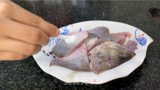 鲈鱼豆腐煲的做法步调：1