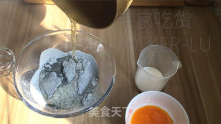 乌芝麻糊古早蛋糕，浓重喷鼻气鼓鼓取柔滑蛋糕交错，缔造出甘美的回想。的做法步调：3