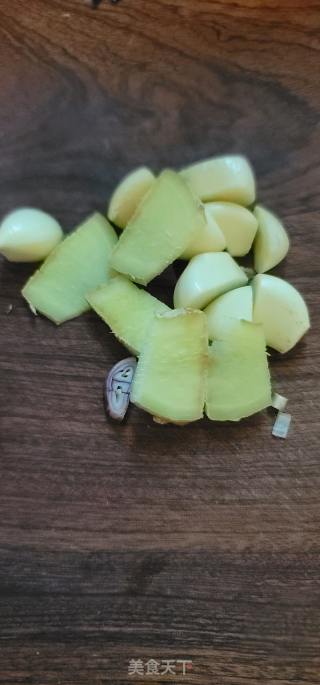 豉油皇焖鸡的做法步调：2