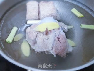 猪骨烩酸菜的做法步调：4