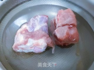 猪骨烩酸菜的做法步调：2