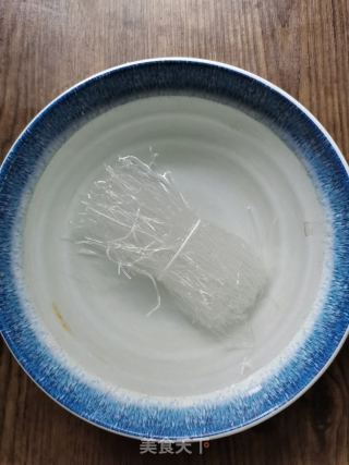 金汤冬瓜肉片粉丝汤的做法步调：1