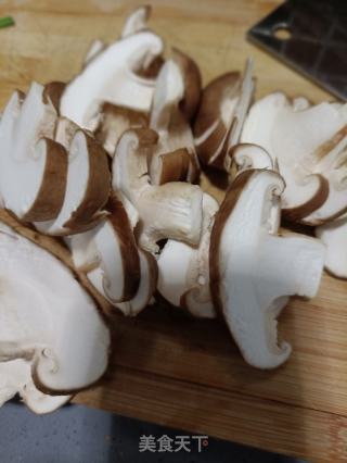韭菜鸡蛋炒花菇的做法步调：1