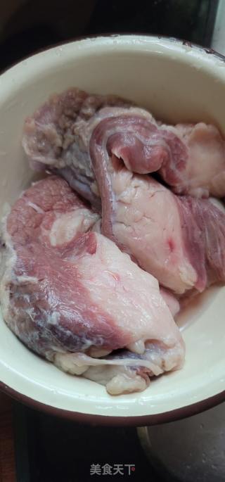 豉油皇焖牛腩的做法步调：1